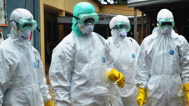 Працівникам обласної інфекційної лікарні роздали захисні костюми, — ЗМІ