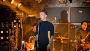 В Запорожье с новым экшн-шоу выступит популярный певец Артем Пивоваров
