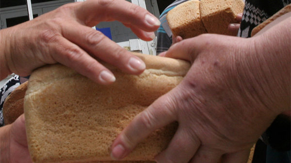 Битва за хліб: жителі містечка на Запоріжжі щодня штовхаються за хліб, — ВІДЕО