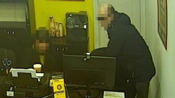 В Запорожье мужчина с ножом ограбил кредит-кафе, — ФОТО
