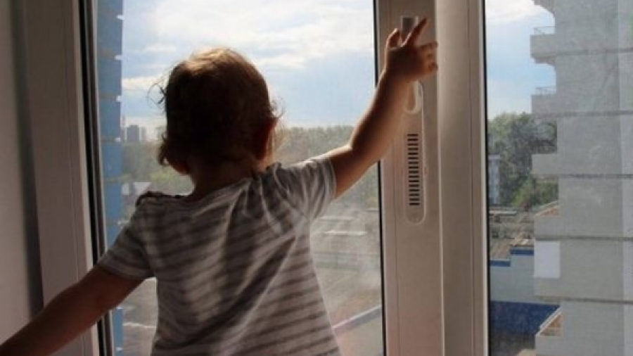 Один вдома: у Запоріжжі на Космосі дитина на балконі кликала матір