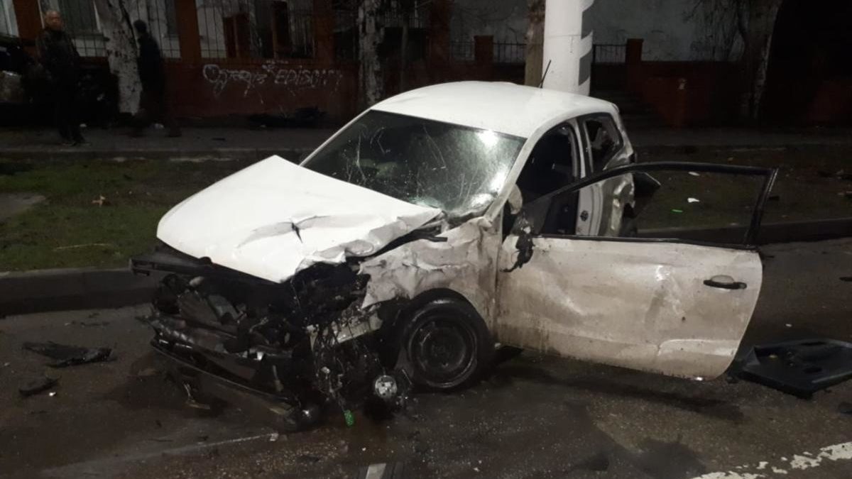 На Запоріжжі зіткнулися Nissan та Volkswagen: одна людина загинула і троє в лікарні