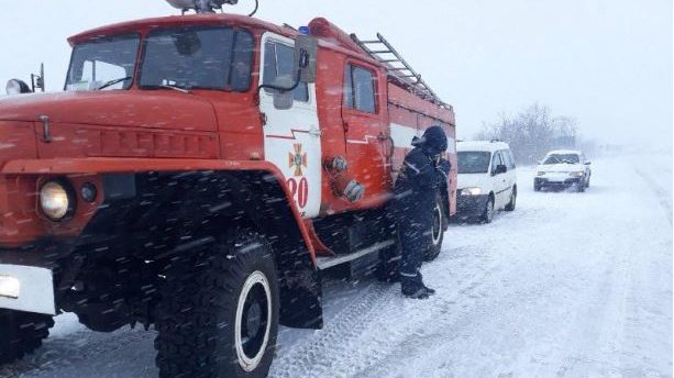 У Запорізькій області надзвичайники одинадцять разів рятували водіїв та їхніх пасажирів зі снігового полону