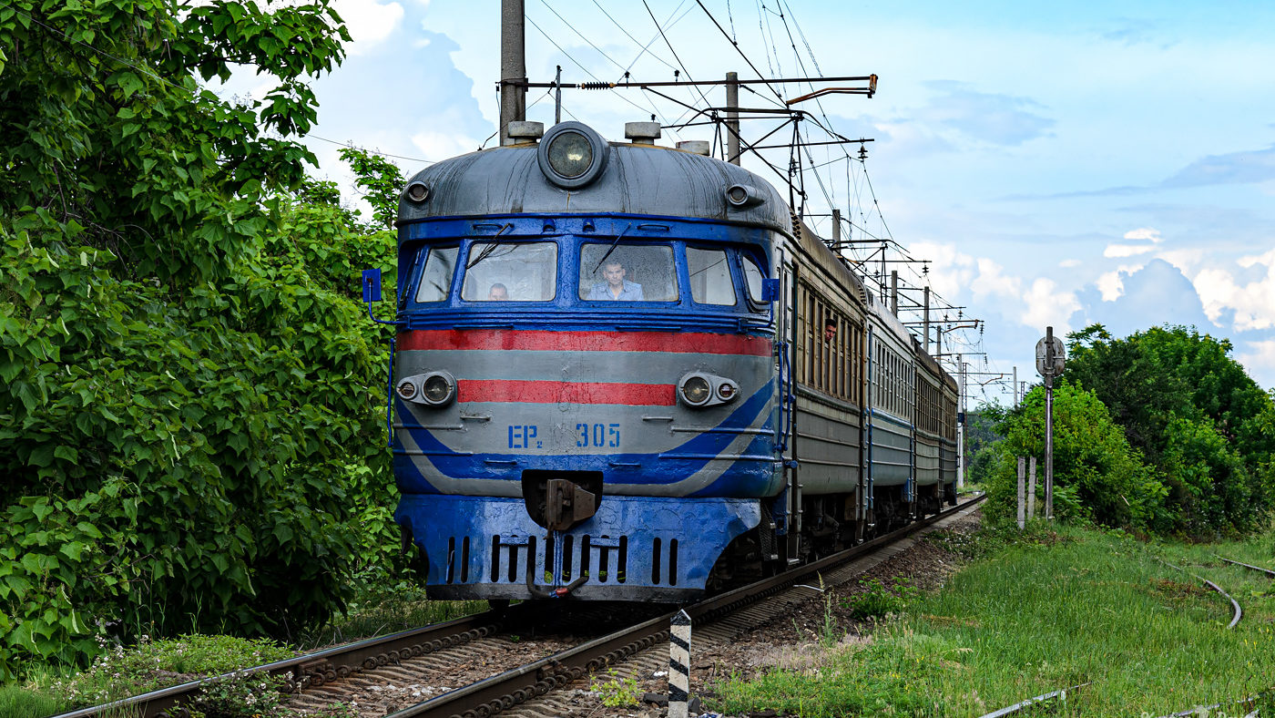 В Запорожской области локомотив зацепил мужчину на ж/д путях