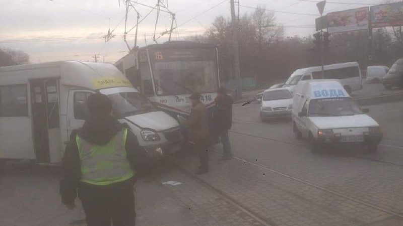 В центре Запорожья трамвай протаранил маршрутку, – ФОТО