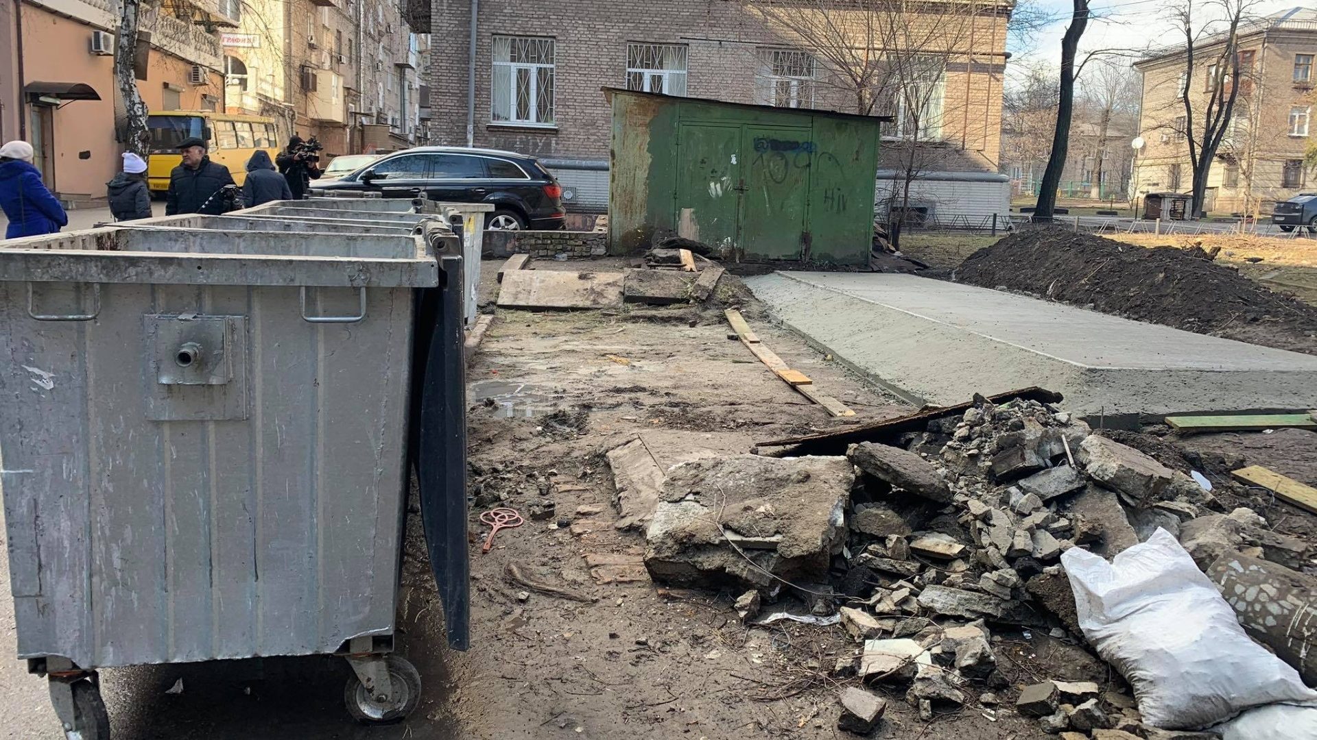 В Запорожье начали строить контейнерные площадки для раздельного сбора мусора