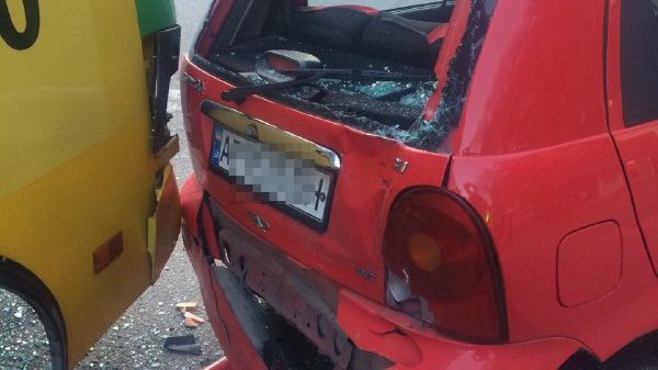 В Запорожье водитель маршрутки потерял сознание за рулем и врезался в иномарку, – ФОТО