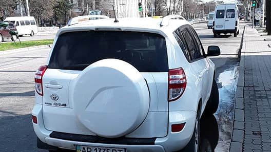 Запорожские водители, которые припарковались на остановке общественного транспорта, получили штрафы, — ФОТО
