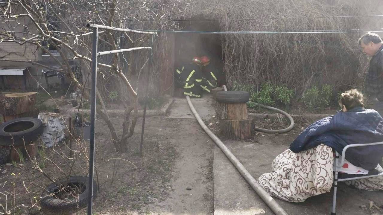 В Запорожской области из горящей квартиры спасли 51-летнюю женщину