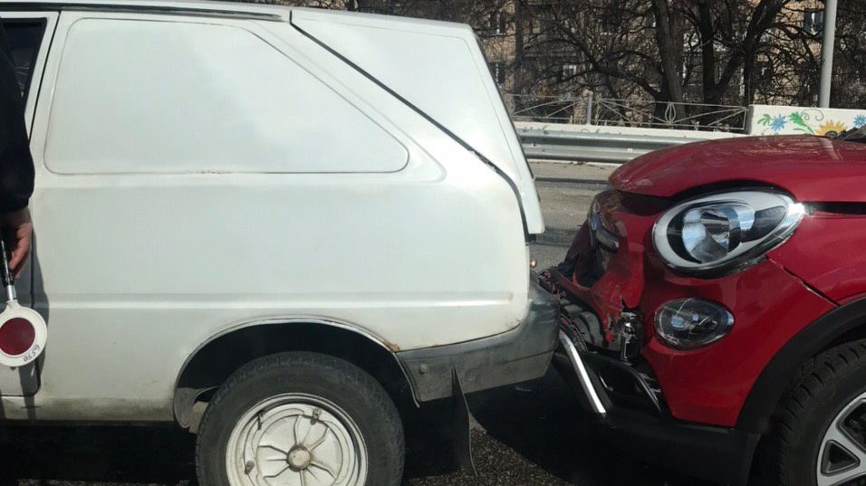 В Запоріжжі на дамбі зіткнулись три автомобілі, — ФОТО