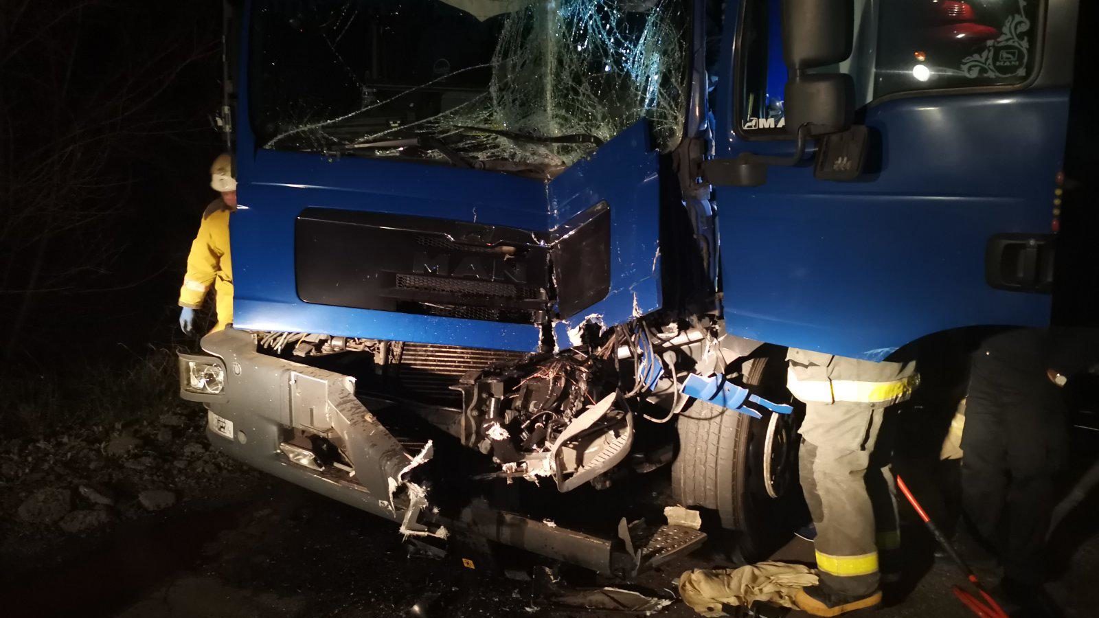 В Мелитопольском районе в ДТП попали два грузовика: одного из водителей пришлось доставать из машины, — ФОТО