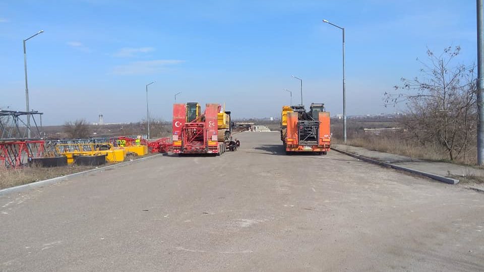 В Запорожье подрядчик готовится продолжить строительство мостов: завозят технику и строят городок для работников, – ФОТО 
