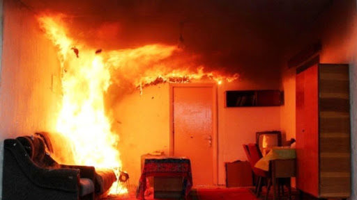 В запорожской 5-этажке произошел пожар: пожарные спасли человека