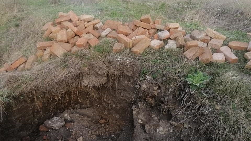 В Запорізькій області вандали зруйнували старовинний склеп, — ФОТО