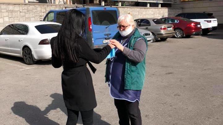 В центре Запорожья бесплатно раздали пенсионерам полторы тысячи медицинских масок, – ФОТО