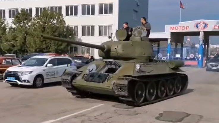 В Запорожье был замечен военный танк Т-34, — ВИДЕО