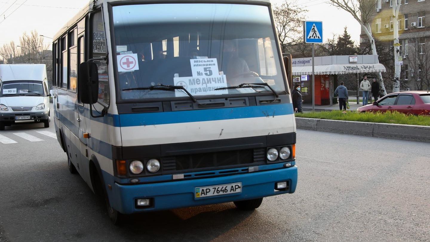 В Запорожье организовали четыре новых автобусных маршрута для доставки медиков в больницы