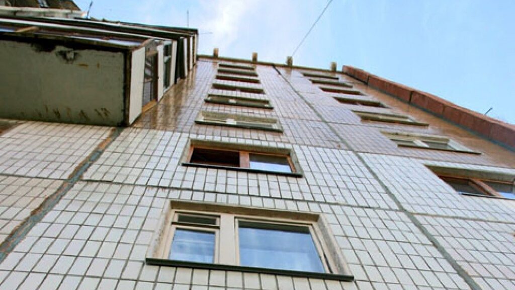 В Запорожье молодой парень выпал с 9-го этажа