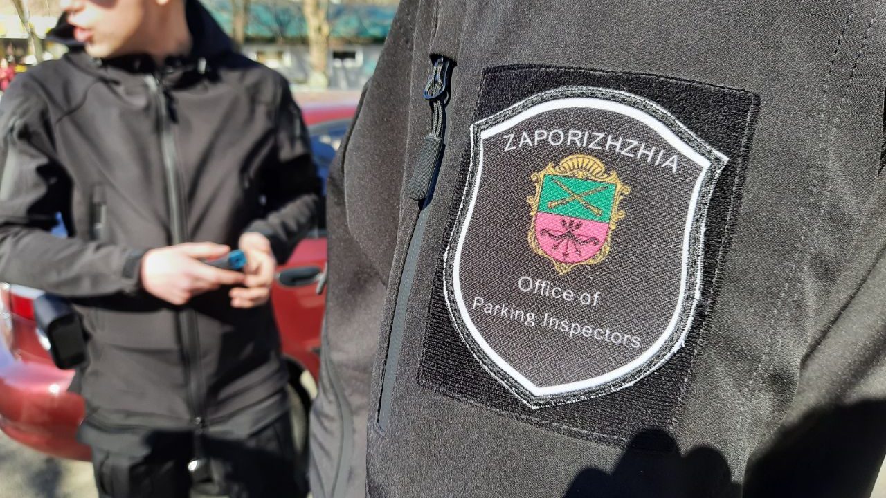 В Запорожье инспекторы по парковке оштрафовали собственного начальника за стоянку на «зебре»