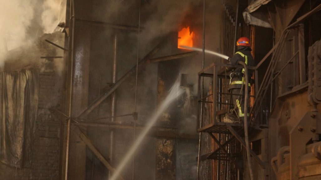 На запорожском предприятии произошел пожар: спасатель травмирован, - ФОТО