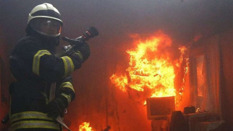 В запорожской пятиэтажке 11 пожарных тушили пожар в квартире