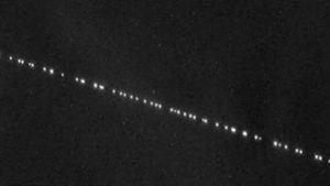 В небе над Запорожьем можно было увидеть спутники Илона Маска, — ФОТО