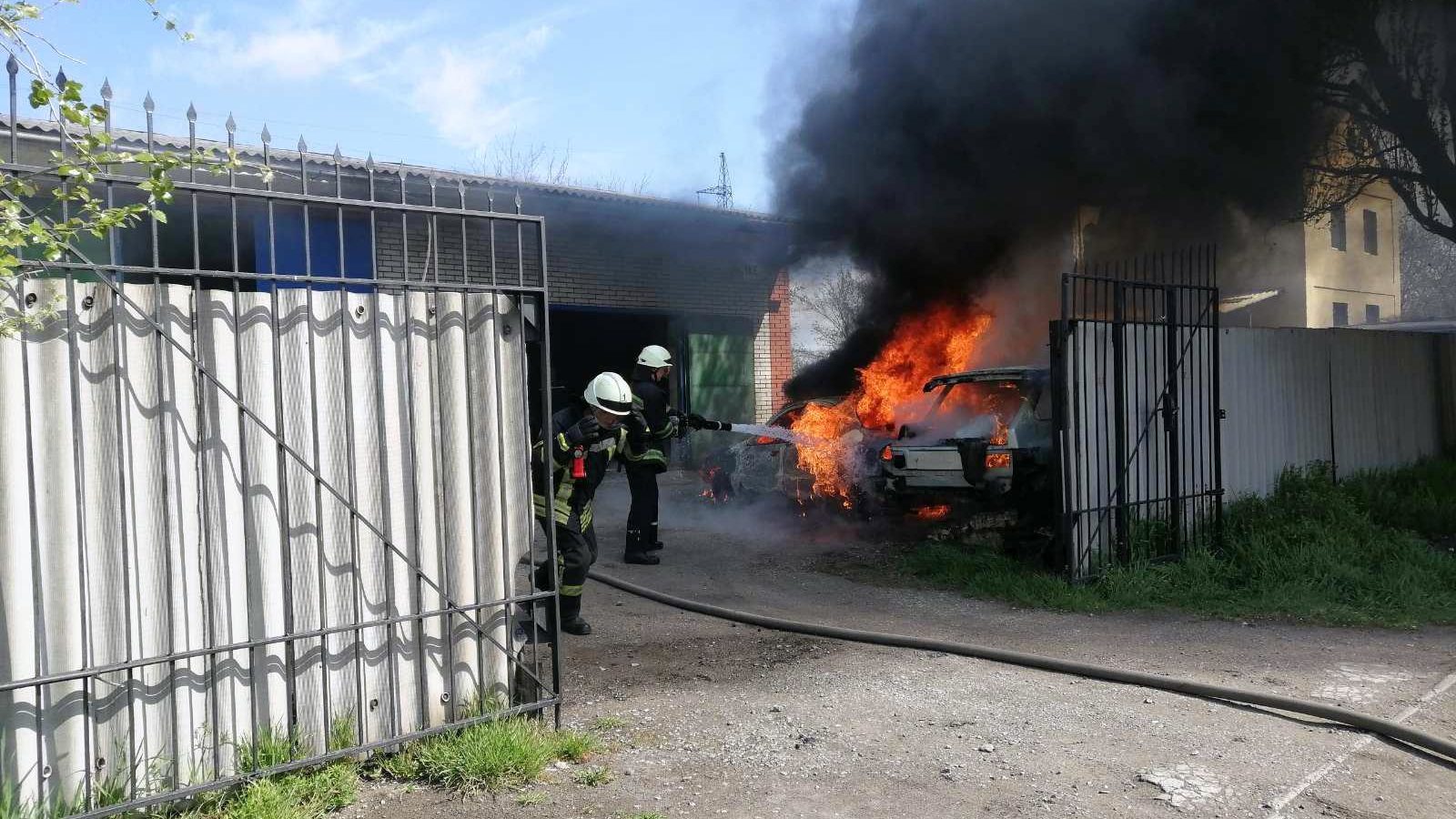 У Запоріжжі на СТО згоріли два автомобіля, – ФОТО