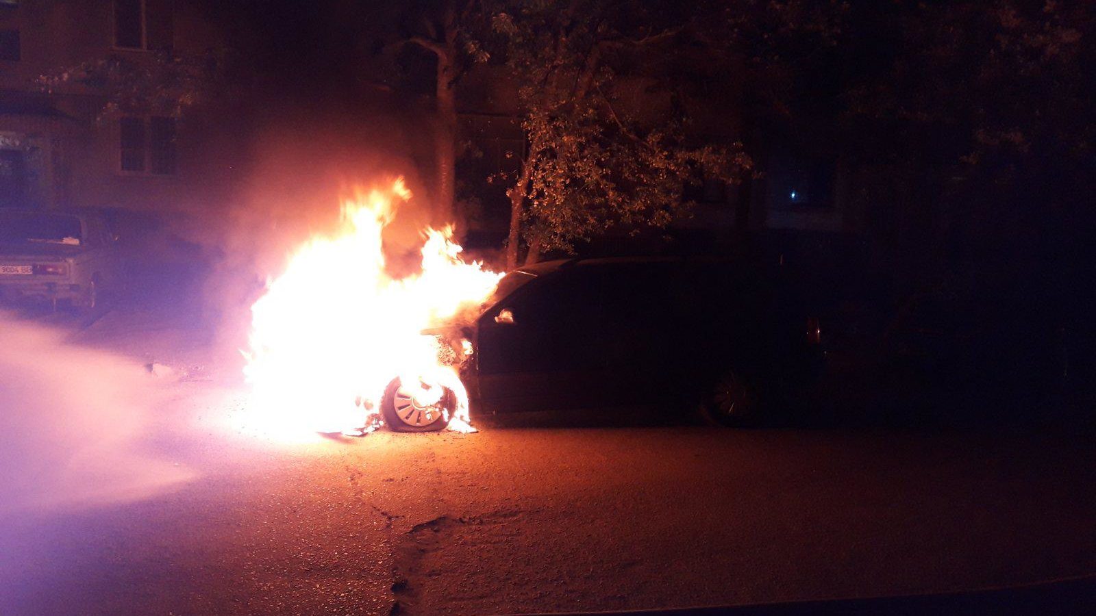 В одном из районов Запорожья пылало авто: загорелся мотор, - ФОТО