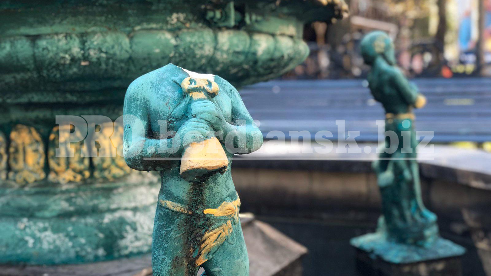 В Бердянске вандалы оторвали голову статуе, — ФОТО