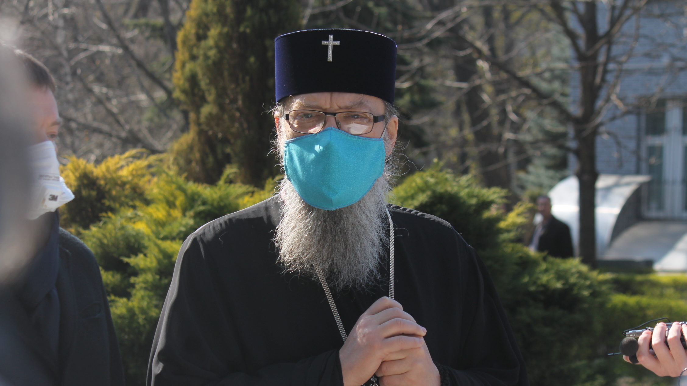 Запорожский митрополит Лука надел медицинскую маску и призвал пожилых прихожан не выходить на улицу