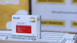 Запорожская область получила от Фонда Рината Ахметова и Метинвеста 30 тысяч экспресс-тестов для диагностики коронавируса