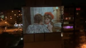 Вместо кинотеатра: в Запорожье на фасаде многоэтажки показывают фильм «Любовь и голуби», – ВИДЕО 
