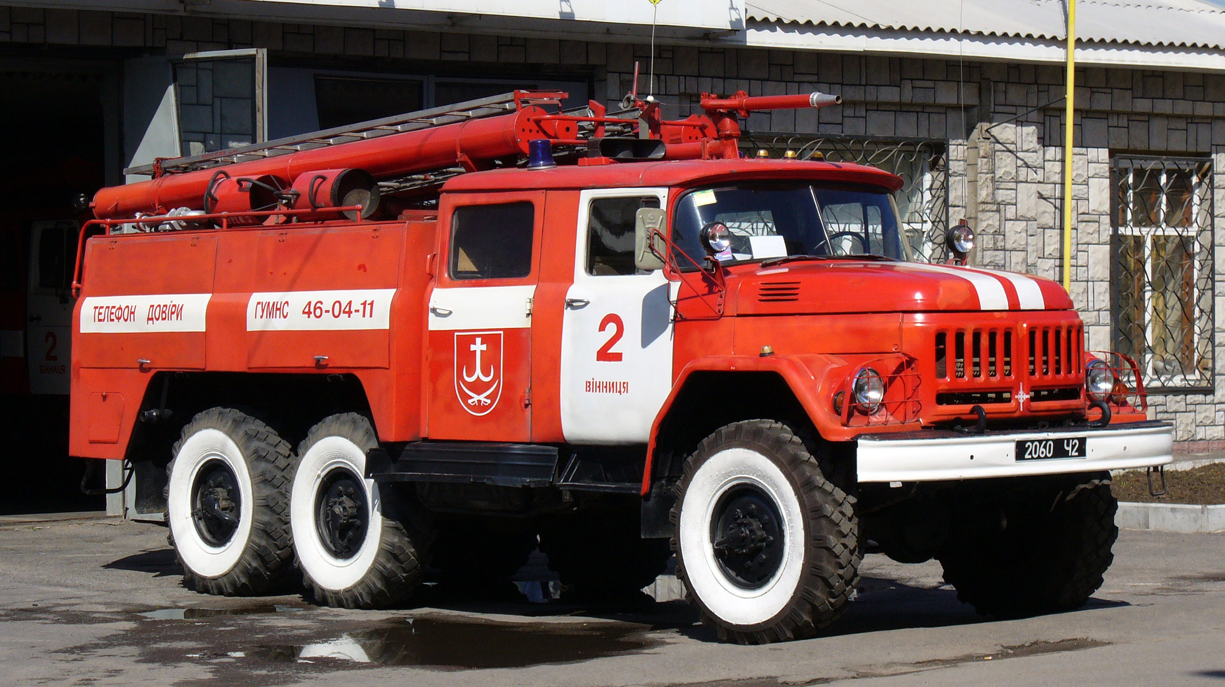 В запорожском селе две бэушные пожарные машины купили по цене новых: заместителю главы грозит 5 лет тюрьмы
