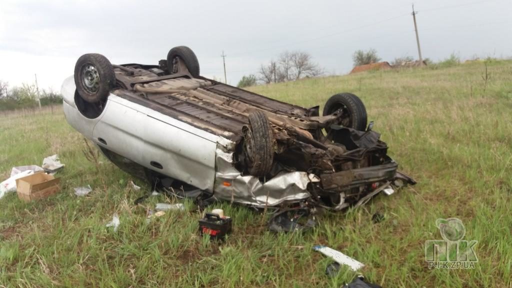 У Запорізькій області Lanos вилетів дороги і розбився: водія врятували ремені безпеки, – ФОТО