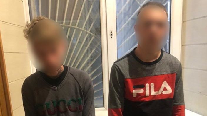 Правоохранители задержали молодых людей, которые надругались над государственным флагом в Запорожье