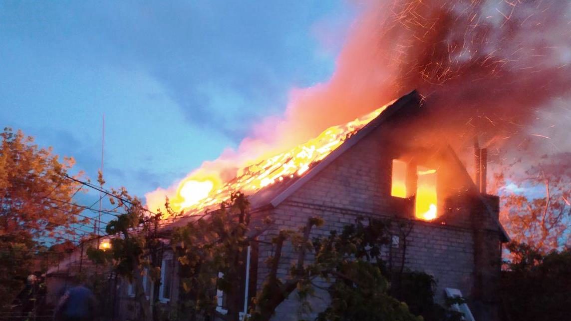 В Мелитополе во время пожара в частном доме полностью сгорела крыша, — ФОТО