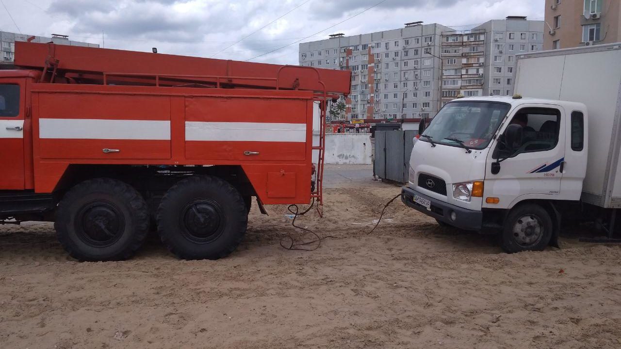 Энергодарские спасатели помогли водителю грузовика, который застрял в песке, — ФОТО