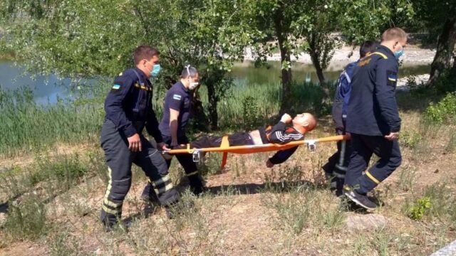Мешканець Енергодару впав в пустий басейн: чоловікові знадобилась допомога рятувальників, — ФОТО