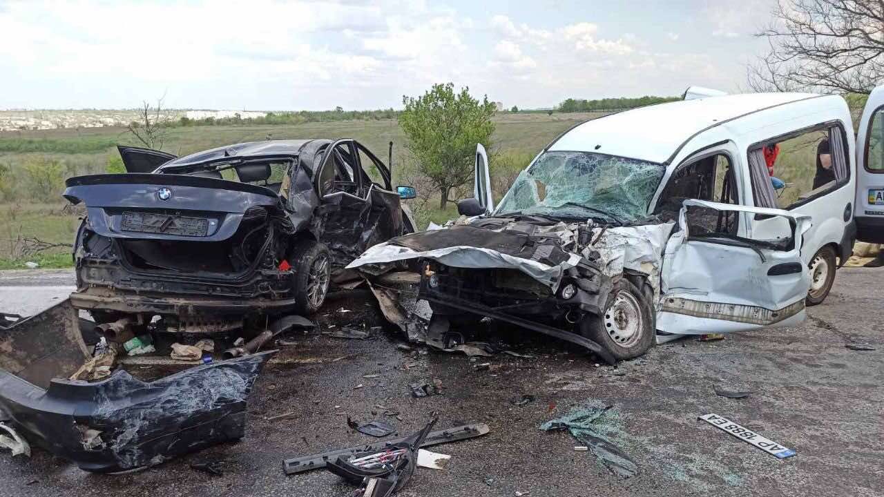 У Запорізькій області в ДТП розбилися два автомобіля: водія затиснуло в понівеченому авто, – ФОТО