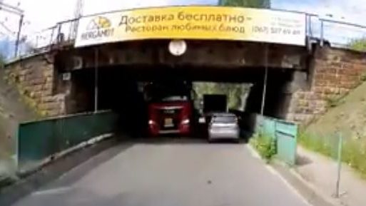 В Запорожье автоцистерна с пропаном застряла под мостом, – ВИДЕО