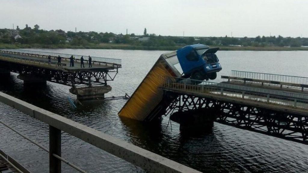 На запорожской трассе обрушился мост: фура зависла над водой, – ФОТО, ВИДЕО