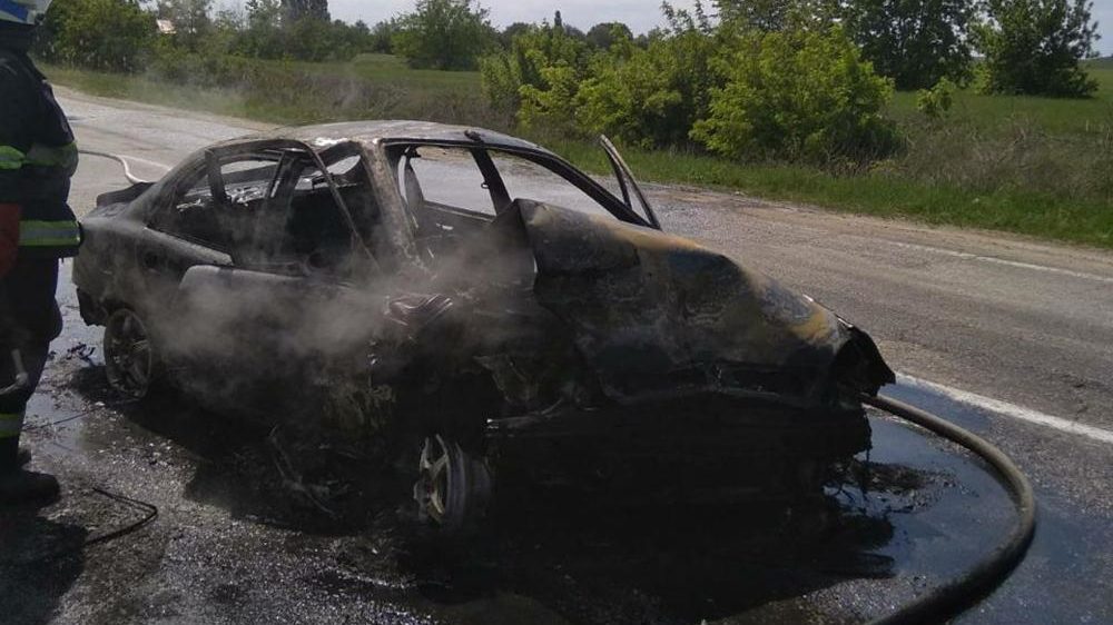 В Запорожской области в жутком ДТП на трассе погибла женщина: один автомобиль сгорел, второй вылетел в кювет, – ФОТО