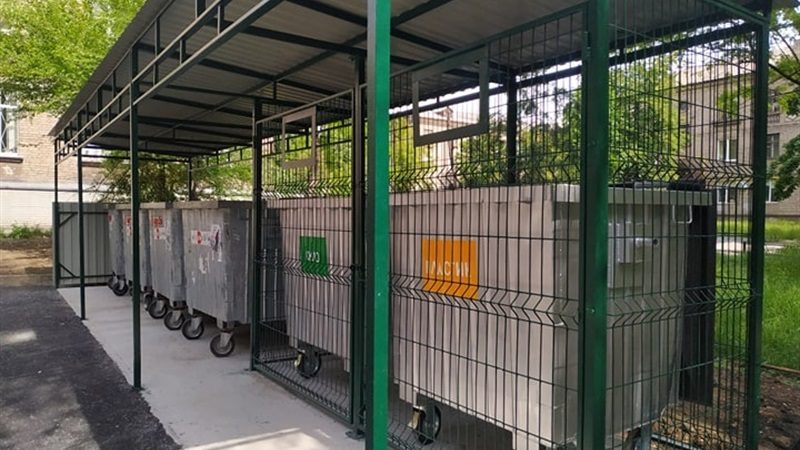 У Запоріжжі з'явилвся перший контейнерний майданчик для роздільного сортування сміття, – ФОТО