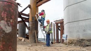 На строительстве мостов  в Запорожье одновременно работают более 160 строителей, – ФОТОРЕПОРТАЖ