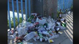 Запорожские коммунальщики ежедневно выносят десятки килограммов мусора с Центрального пляжа города, — ВИДЕО