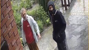 В Запоріжжі прибудинкова камера зафіксувала двох чоловіків, які шукали 