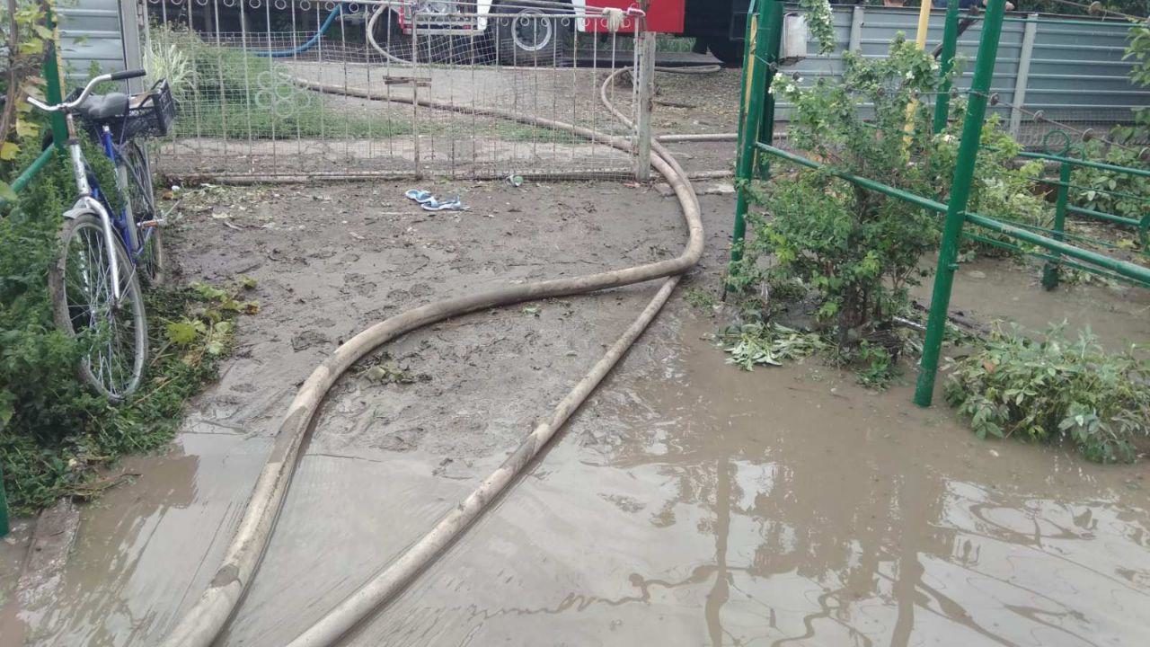 ДСНС-ники допомогали мешканцям Токмака викачувати воду з затоплених домівок, — ФОТО