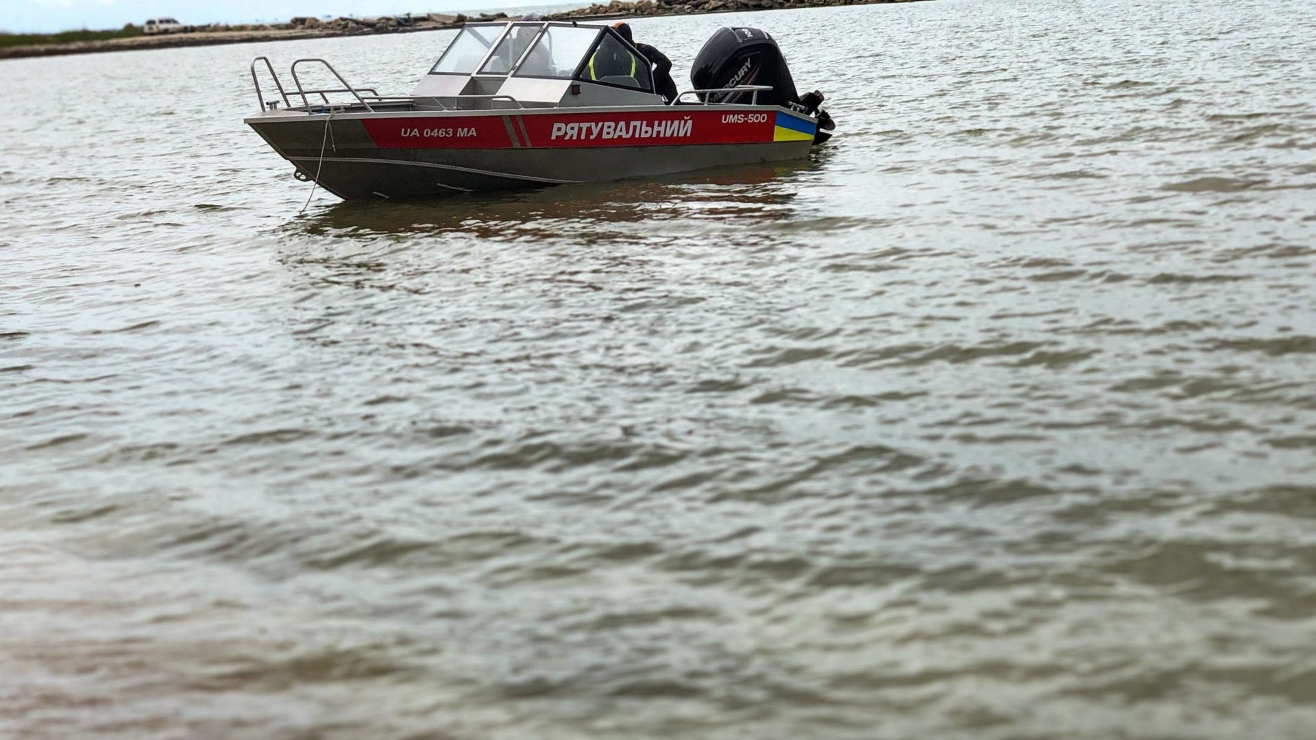 Отца и ребенка на лодке без весел вынесло в открытое море в Запорожской области