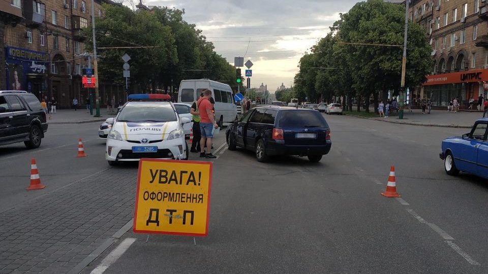 В центрі Запоріжжя автівка врізалась в маршрутку: поліція розповіла подробиці, — ФОТО
