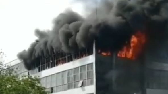 В Запорожье на Космосе горит здание обувной фабрики «Мида», – ФОТО, ВИДЕО